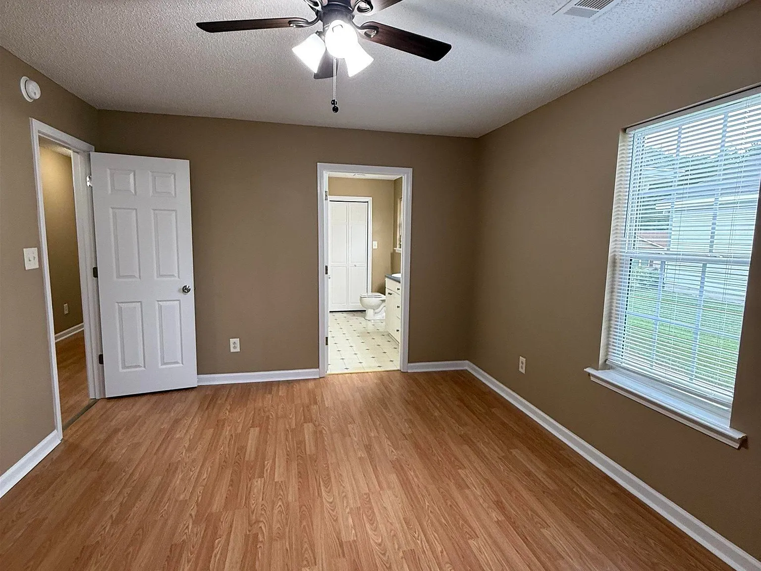 3 bed, 2.0 bath, 1266 sqft, $1,500 — Photo 2