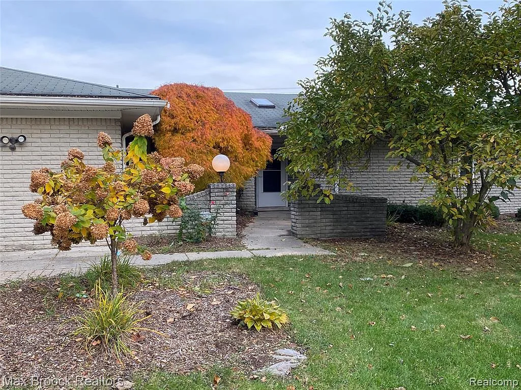 4 bed, 2.5 bath, 2450 sqft, $3,000 — Photo 2