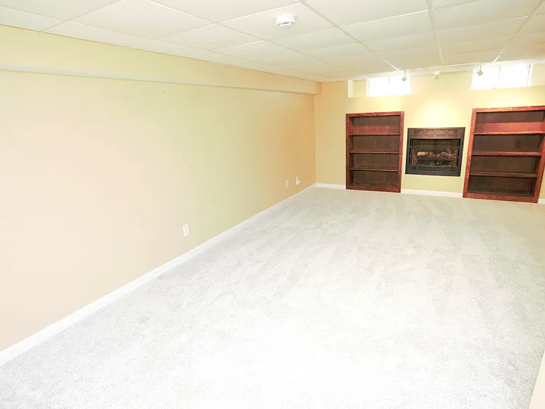 98 Thorndale Cir — Photo 47