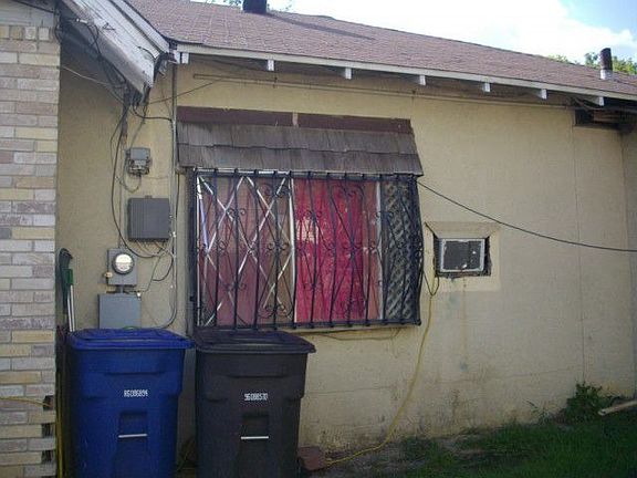 3rd image of 211 Linares St