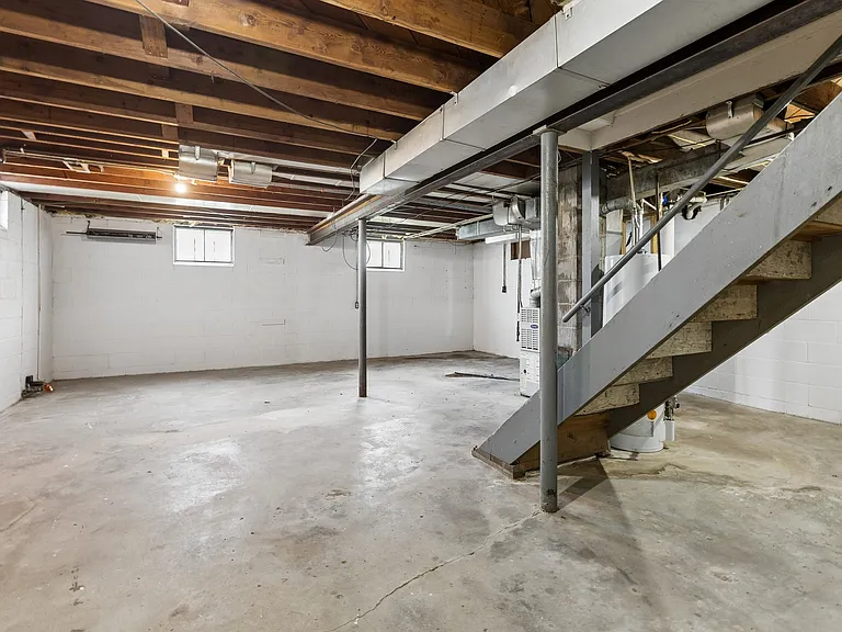 3915 Crown Point Ave — Photo 24
