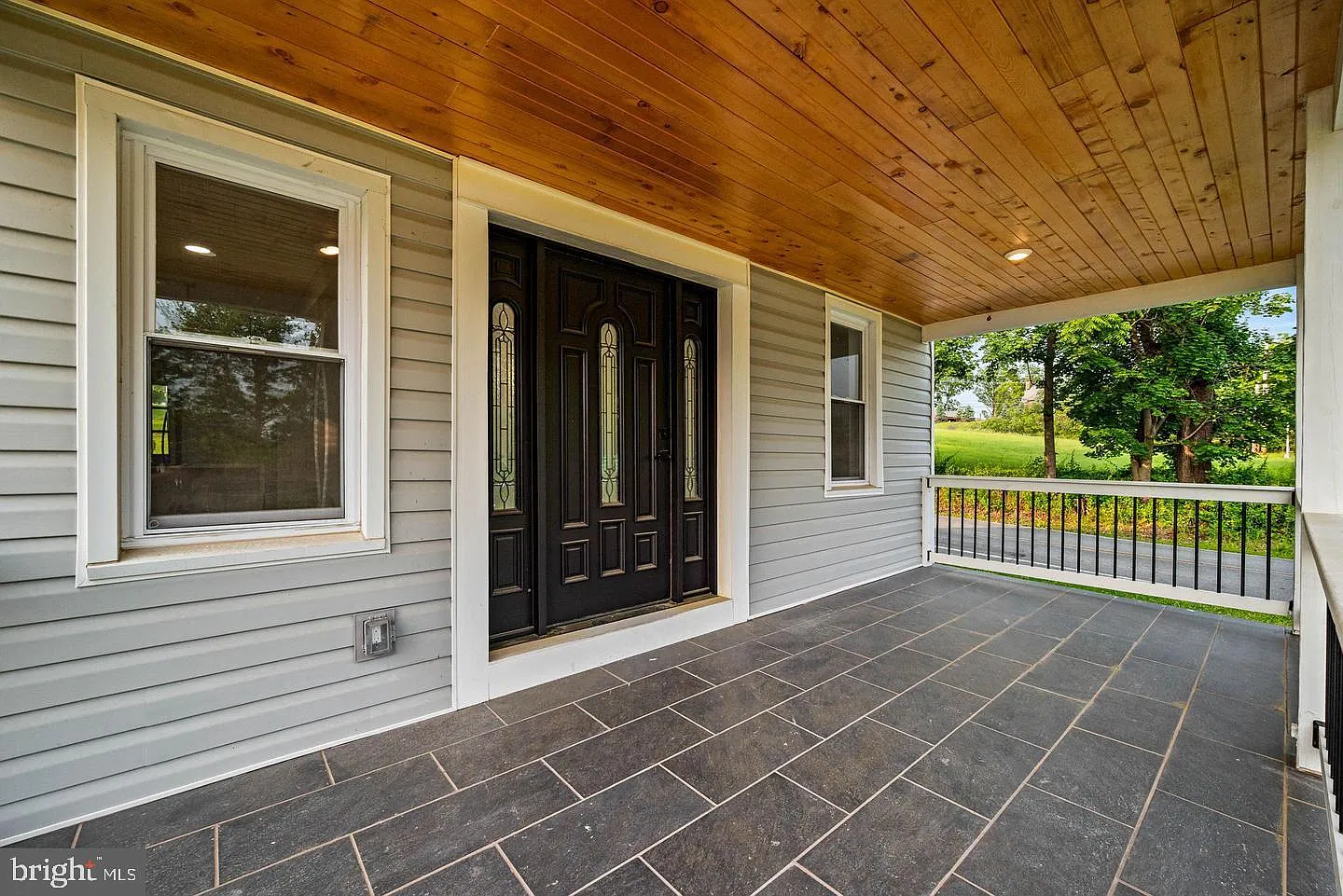 3 bed, 1.5 bath, 1300 sqft, $2,300 — Photo 2