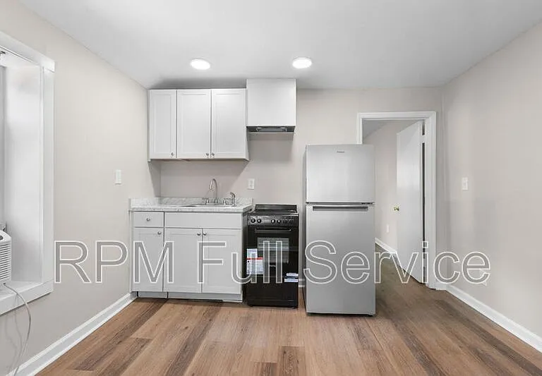 325 54th Ave N #E — Photo 3