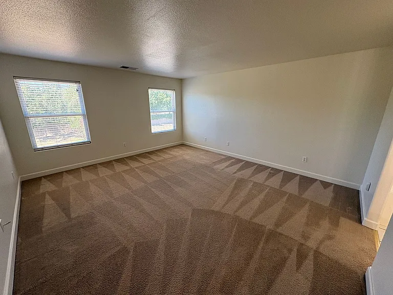 722 W James Ct — Photo 3