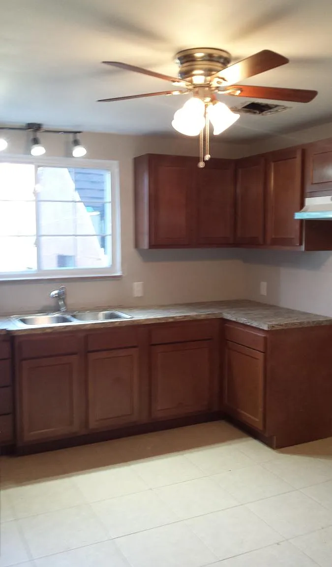 3 bed, 1.5 bath, 1100 sqft, $1,350 — Photo 3