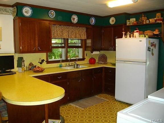 3rd image of 16 Casey Ln