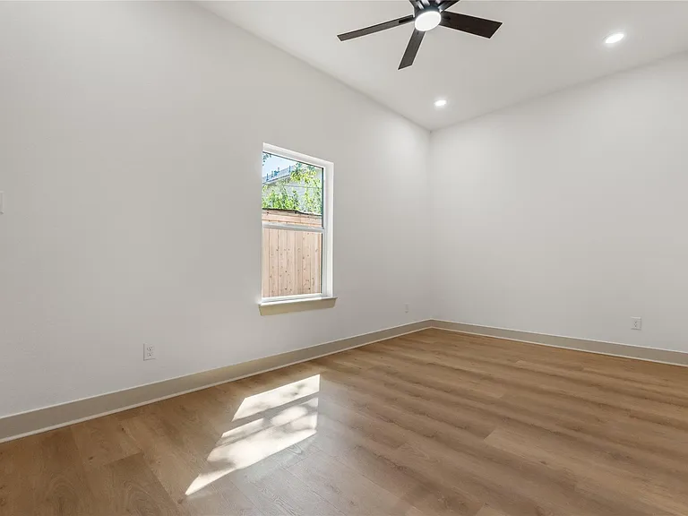4214 Clover St — Photo 16