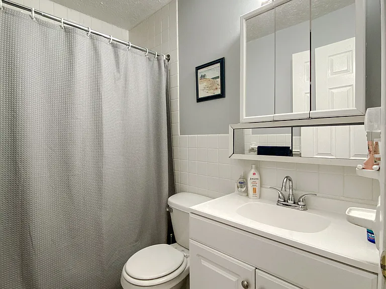 Maple Park 2 Bedroom Bathroom
