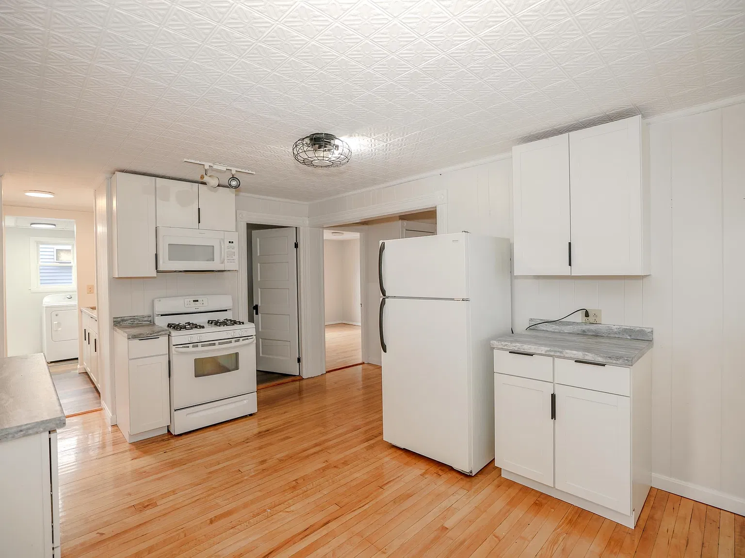 2 bed, 1.0 bath, 1300 sqft, $2,200 — Photo 2