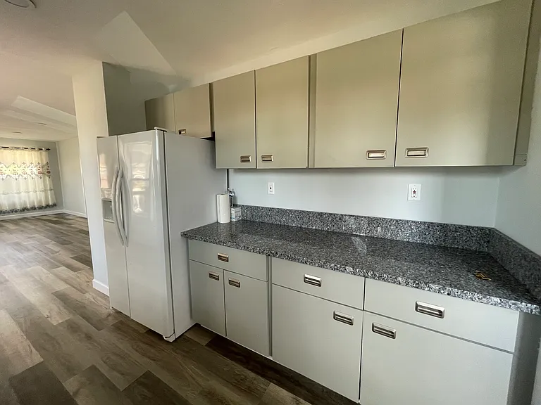 305 W 23rd St — Photo 9