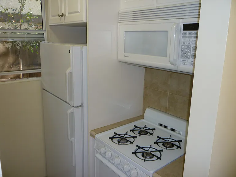 1106 N Raymond Ave #B — Photo 6