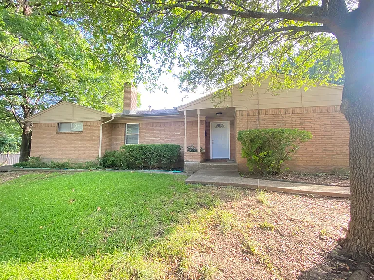 7404 Walling Ln — Photo 3