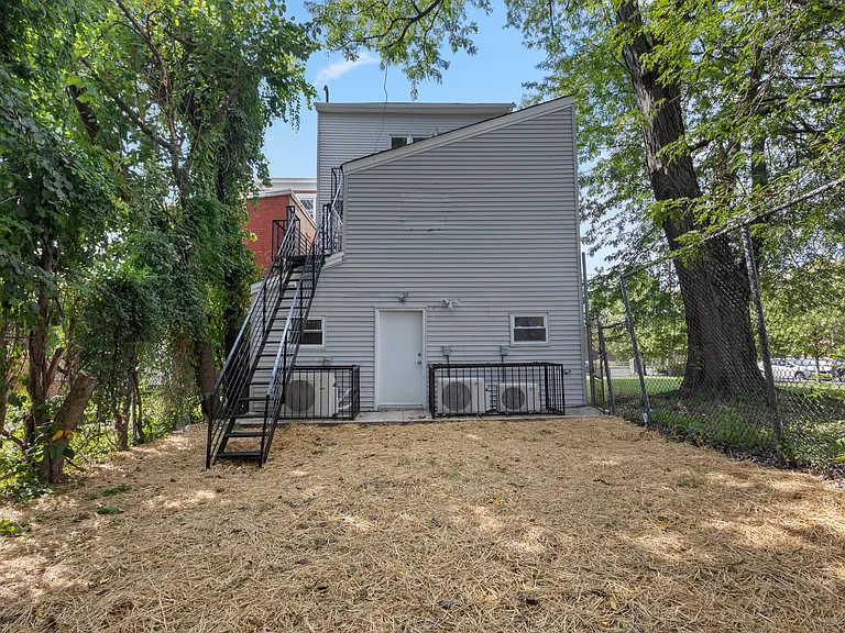212 N Clinton Ave — Photo 23