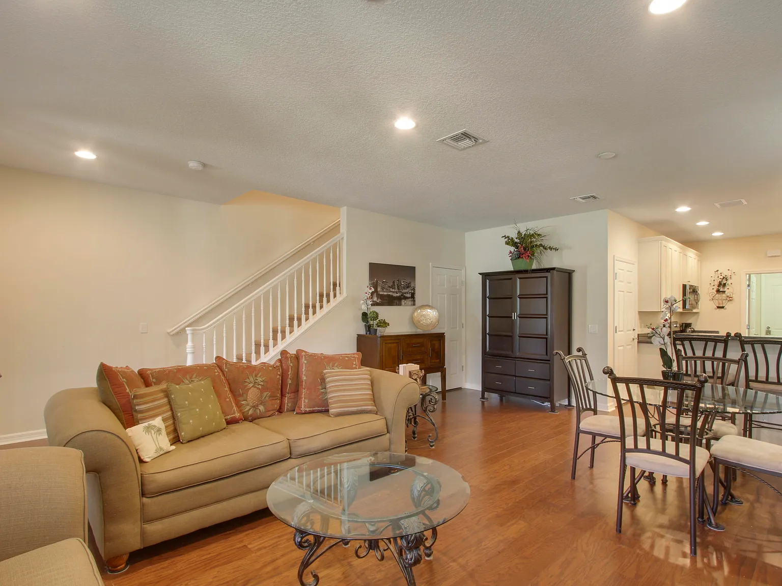 3 bed, 2.5 bath, 1601 sqft, $3,400 — Photo 4