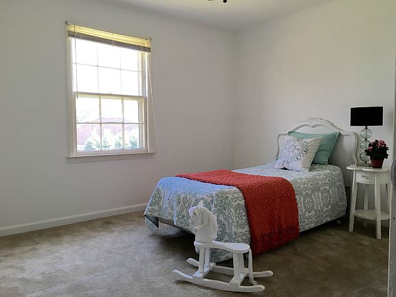 5th image of 218 Fairfax Dr