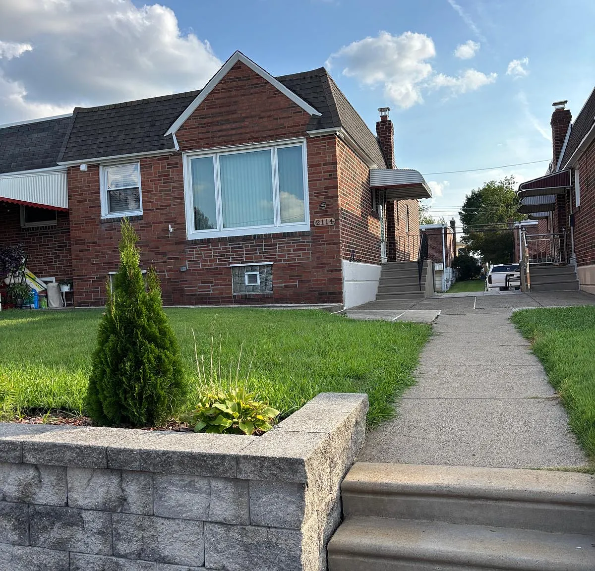 3 bed, 1.5 bath, 1020 sqft, $2,100 — Photo 1