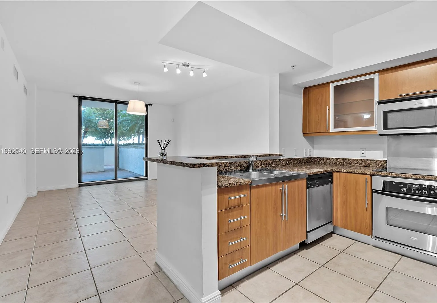 2 bed, 1020 sqft, $3,300 — Photo 4