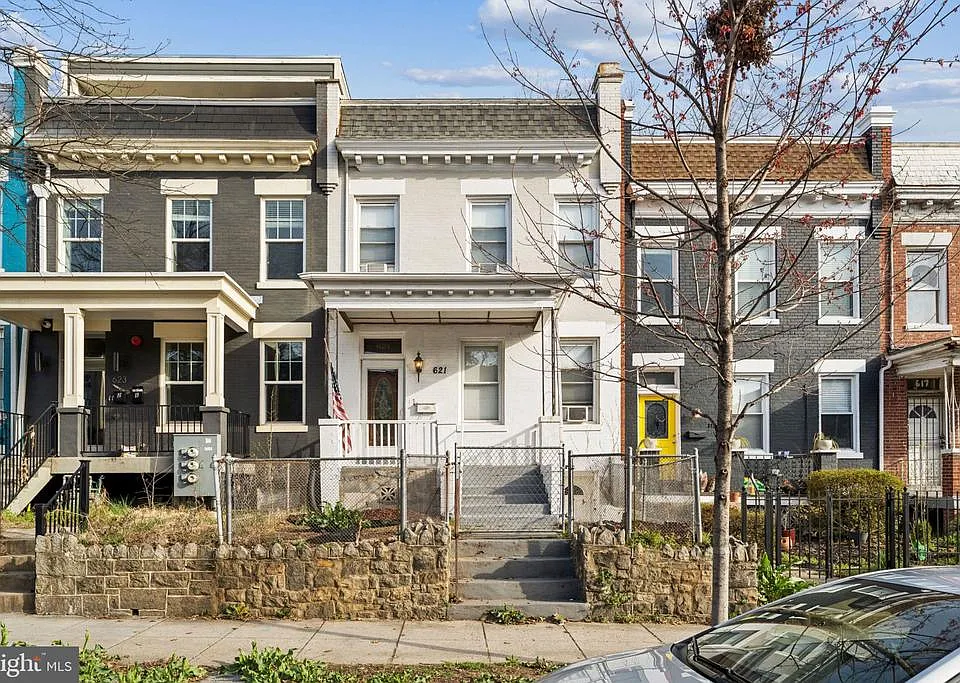 621 Kenyon St NW