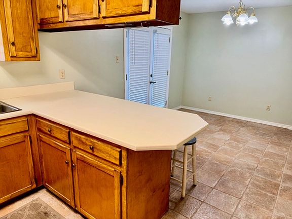 5th image of 270 Hillcrest Rd APT 806