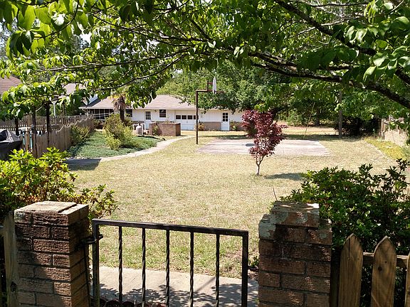 Side Yard w Basketball