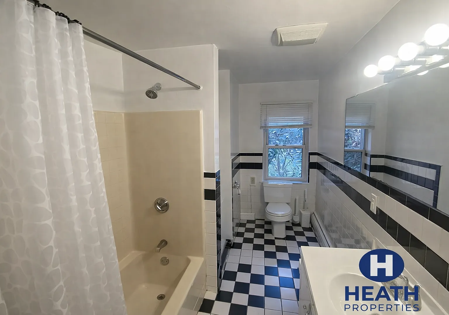 No brokers Fee, In-Unit Washer and Dryer, Stainless steel Kitchen Appliances — Photo 3