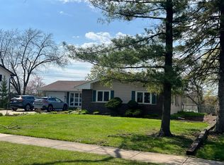 2S540 Gray Ave, Lombard, IL 60148
