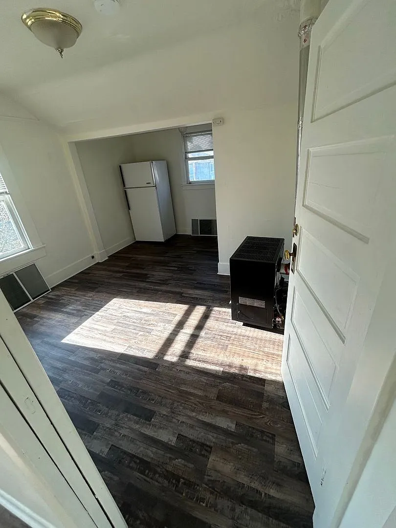 1014 West 11th — Photo 2