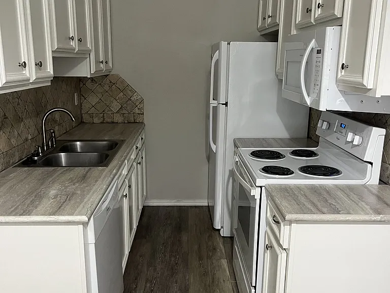 814 Hardy Springs Cir #A — Photo 3