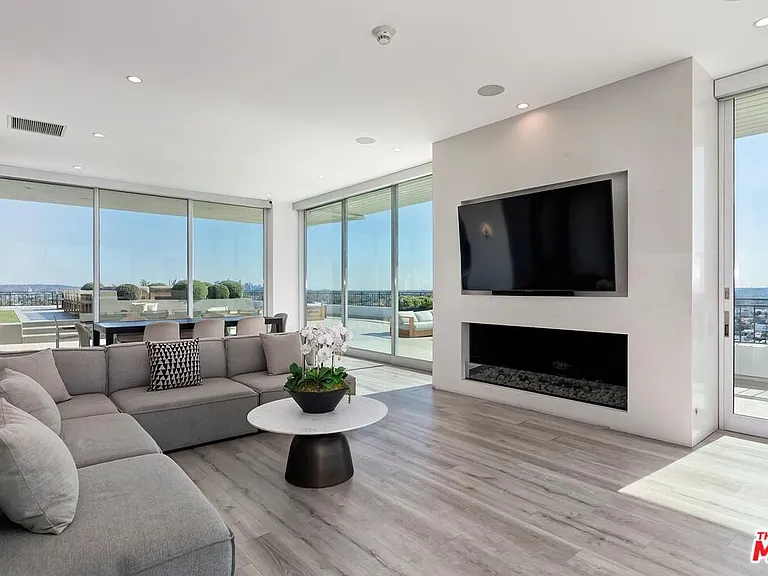 1100 Alta Loma Rd — Photo 26