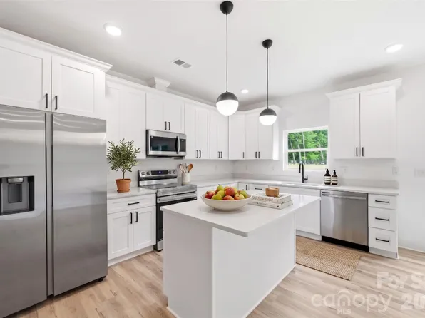 3272 Fairview Dr, Gastonia, NC 28052