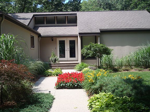 2nd image of 9020 Bailey Dr NE