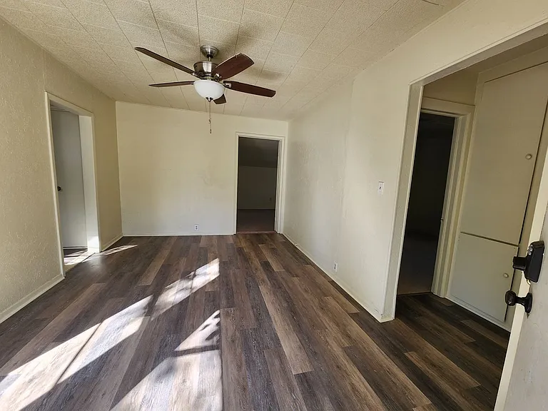 1516 Lindsey St — Photo 1