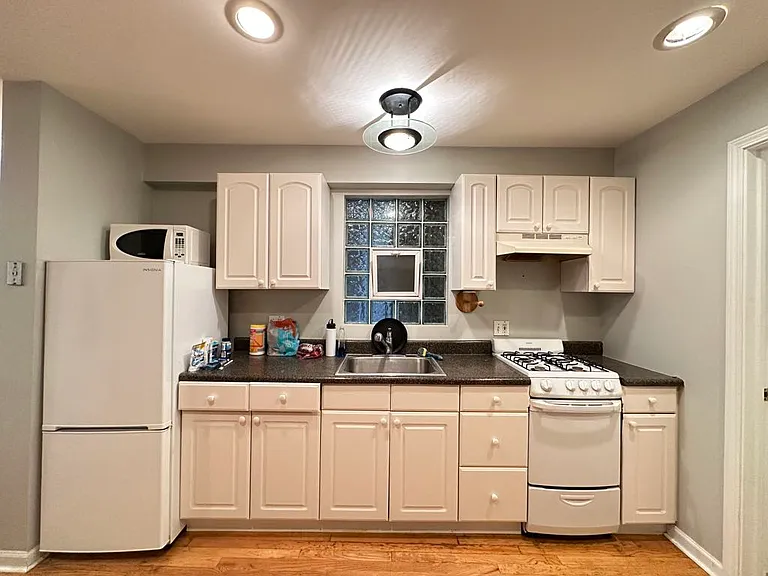 1326 N Claremont Ave #6H — Photo 3