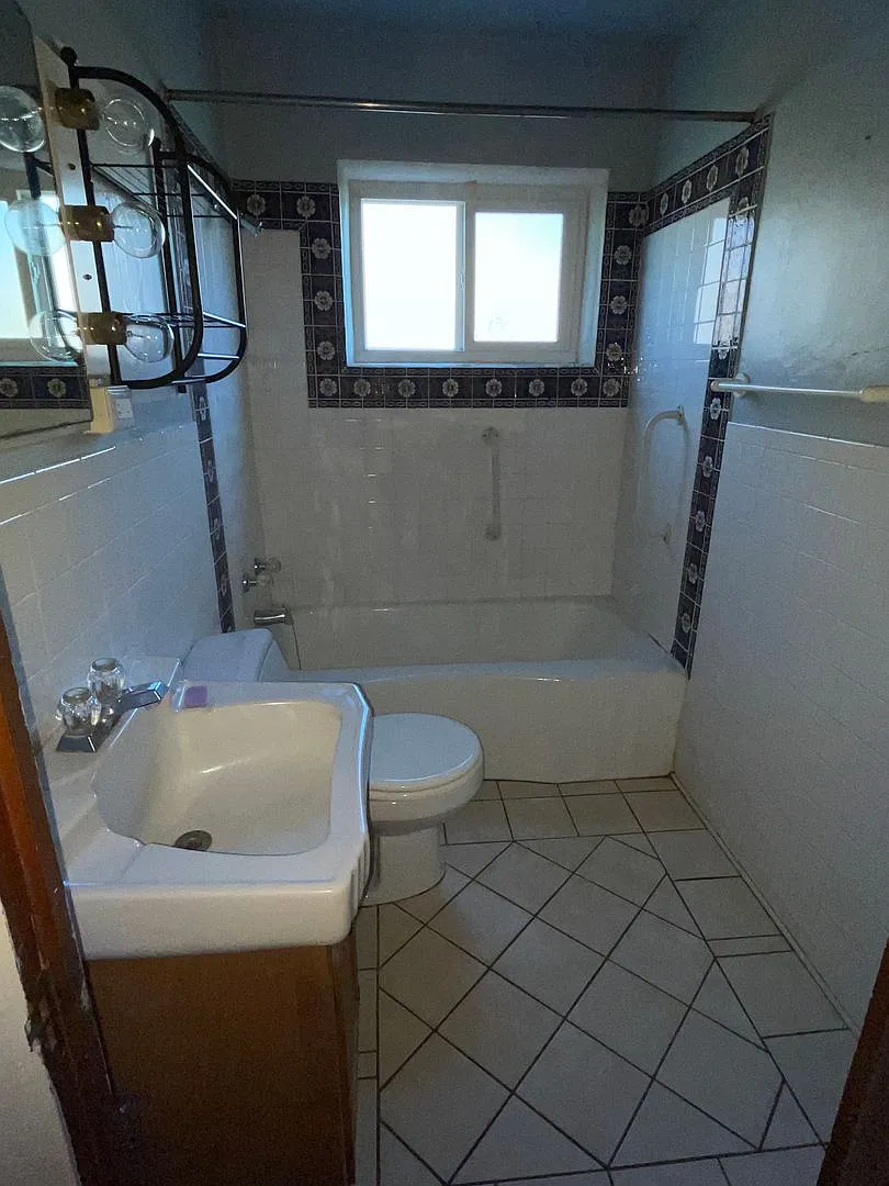 2210 — Photo 3