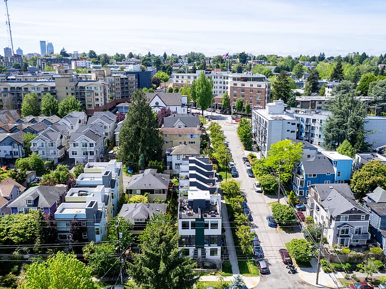 2327 E Denny Way — Photo 37