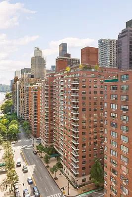 4th image of 25 Sutton Pl S Unit 17