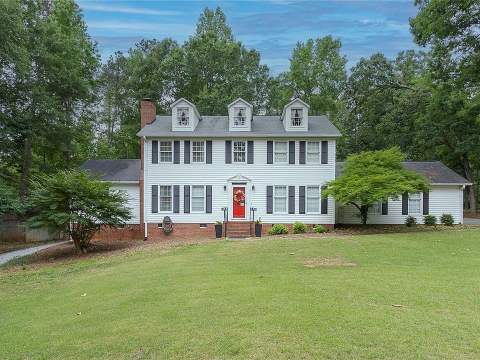 1st image of 203 Oak Holw
