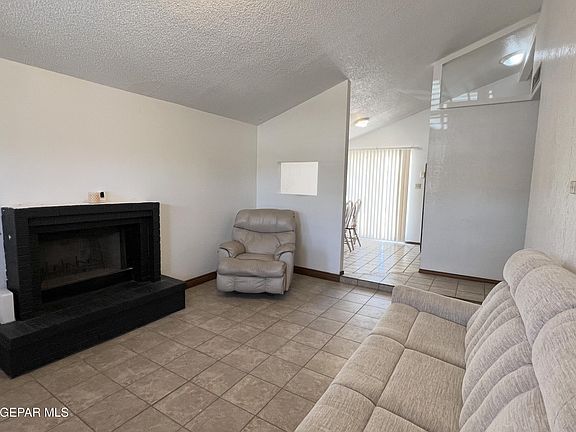 3rd image of 823 Barandal Dr