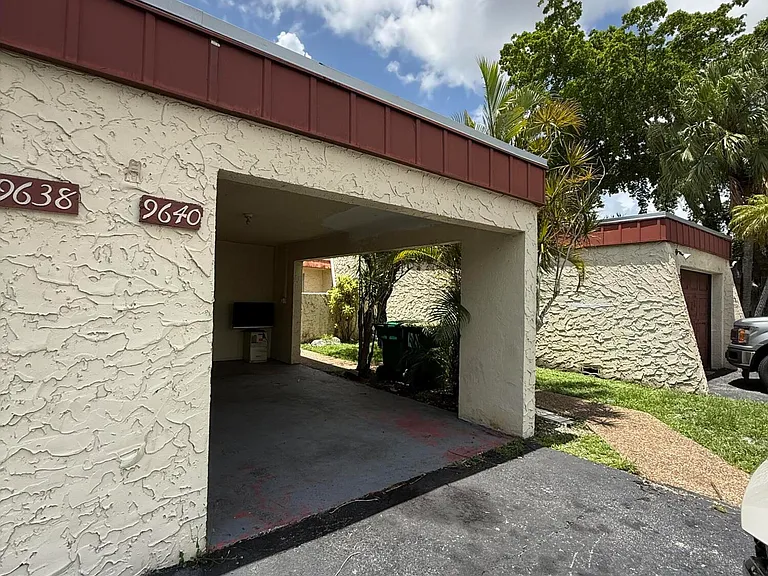 9640 NW 65th St #D10 — Photo 30