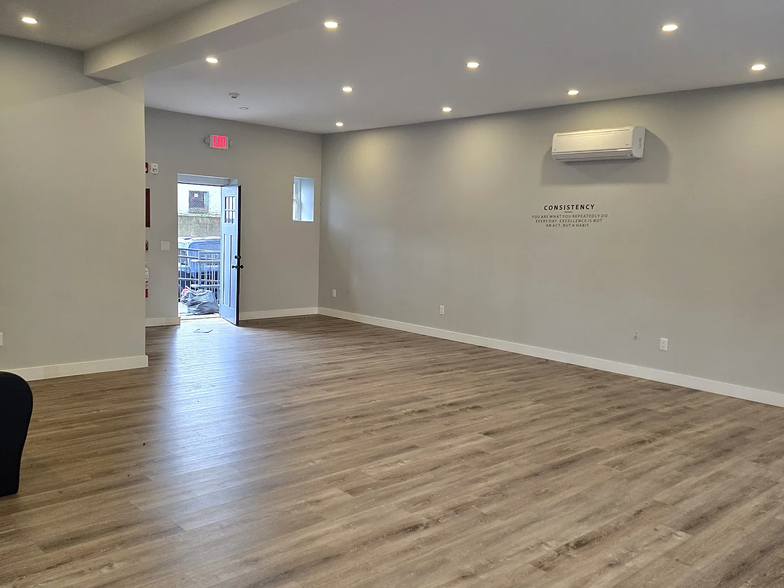 Studio, 900 sqft, $1,250 — Photo 3