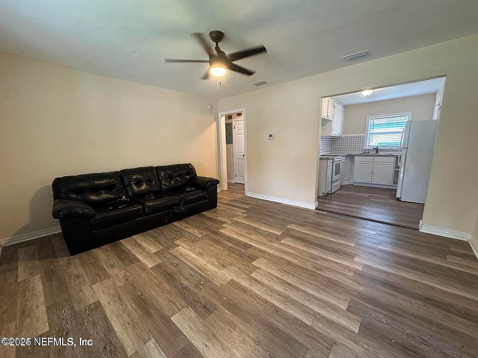 1st image of 803 Crestwood St #803