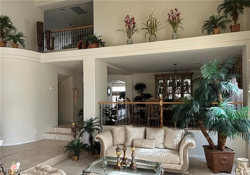 5 bed, 4.5 bath, 5266 sqft, $6,000 — Photo 2