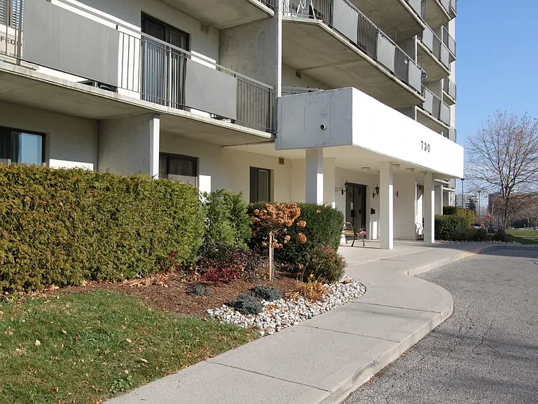 730 Wonderland Rd N — Photo 5