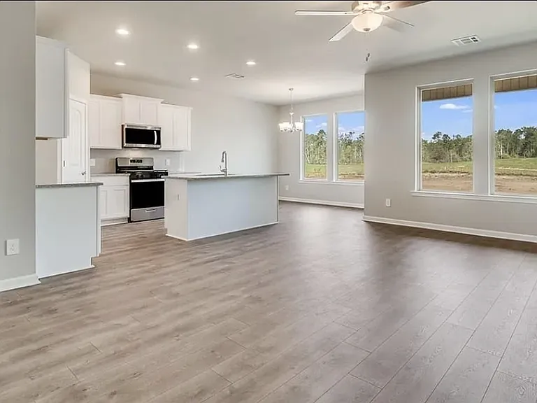 1742 Sawgrass Dr — Photo 2