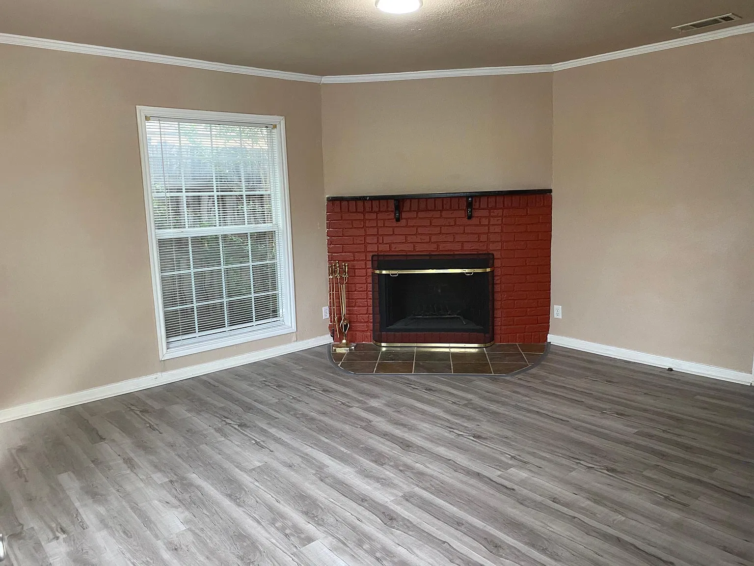 3 bed, 1128 sqft, $2,000 — Photo 4