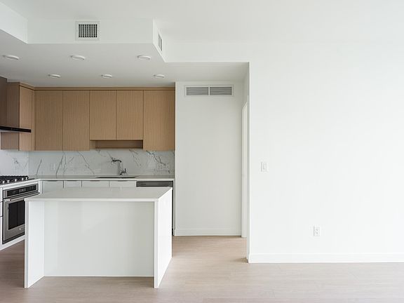 4th image of 699 Whiting Way #2108