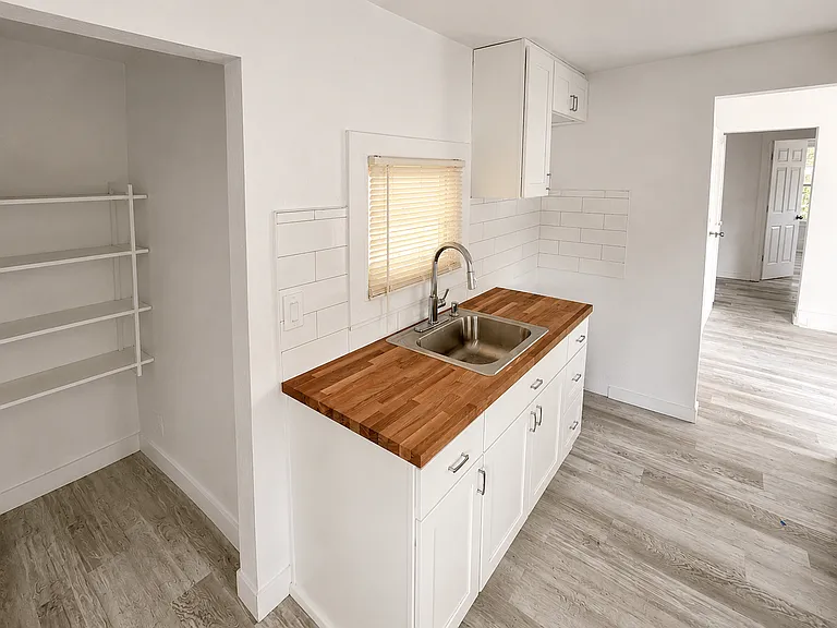 The White House Apts — Photo 15