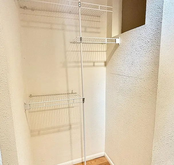 T0108 - Laurelview Apartments — Photo 10