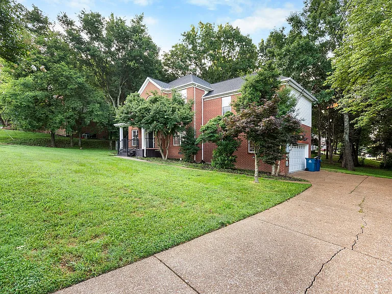 1004 Austin Ct — Photo 4