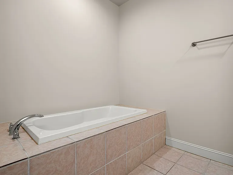 8 Trafalgar Cir — Photo 15